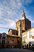 Pavia - Piazza Grande con il broletto e la cupola del Duomo 